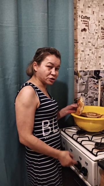 МЫ СЧАСТЛИВЫ! ИРИШКА ЧИКИ ПИКИ ПРОБУЕТ НА СОЛЬ СВОЮ СТРЯПНЮ смотреть онлайн