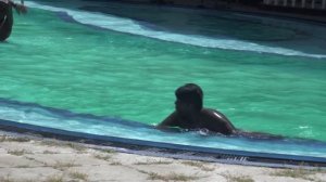 Шри Ланка. Местные дети купаются в полузаброшенном отеле