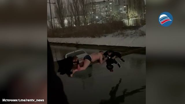 Жители Махачкалы рискнули жизнью ради спасения тонущих в авто матери и ребёнка смотреть онлайн