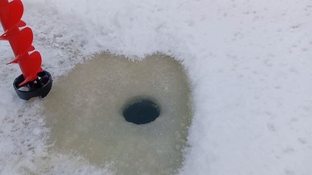 Пруд замёрз. Делаем лунки. Даём кислород карасикам. смотреть онлайн