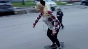Учусь кататься на скейтборде.Не удачное падение со скейтборда в России.