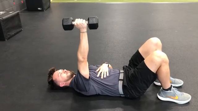 Серратус жим лёжа на полу с гантелью / Floor Supine Dumbbell Serratus Punch смотреть онлайн