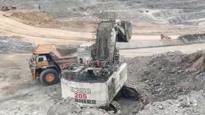 Гигантская лопата Liebherr загружает самосвалы БелАЗ | Экстремальная добыча полезных ископаемых откр