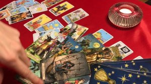 Его мысли когда он смотрит на ваше фото или изучает страницу в соцсети? Гадание таро