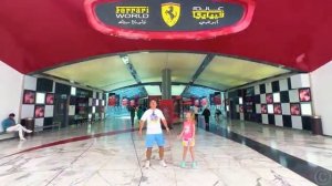 Настя и папа веселятся в парке развлечений в Абу-Даби [get.gt]