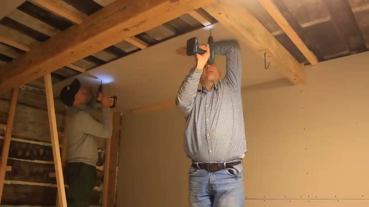 Дом в сельской местности. Реставрация заброшенного дома. Плитка в ванной. Отделка потолка смотреть онлайн