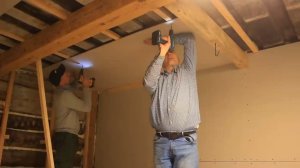 Дом в сельской местности. Реставрация заброшенного дома. Плитка в ванной. Отделка потолка