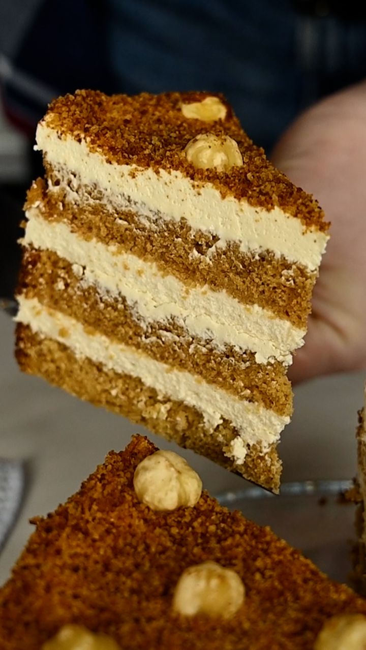 Бисквитный медовик с фундуком и сметанным кремом. Бисквитный медовик с фундуком и сметанным кремом.