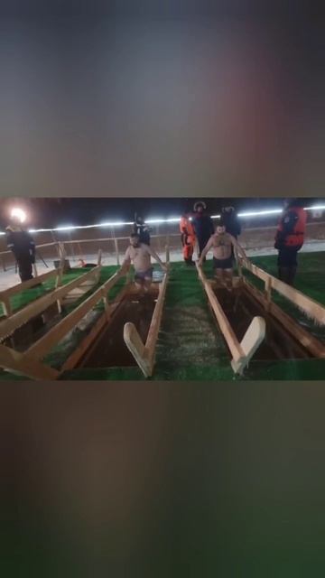 Ребята из организации "Северная трибуна" в день крещения Христова. смотреть онлайн