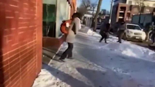 10 агентов ICE открывают огонь. смотреть онлайн