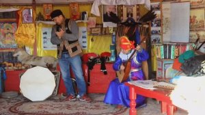 Играй, домбра! Национальная калмыцкая музыка звучит в одной из юрт Музея кочевых народов. Элиста