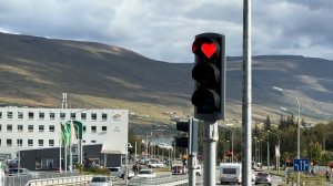 Акюрейри (исл. Akureyri) — город и община в северной части Исландии. Жилые дома, светофоры и пейзажи