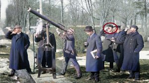 Человек из другого мира, на старых фотографиях, наблюдает за астрономами