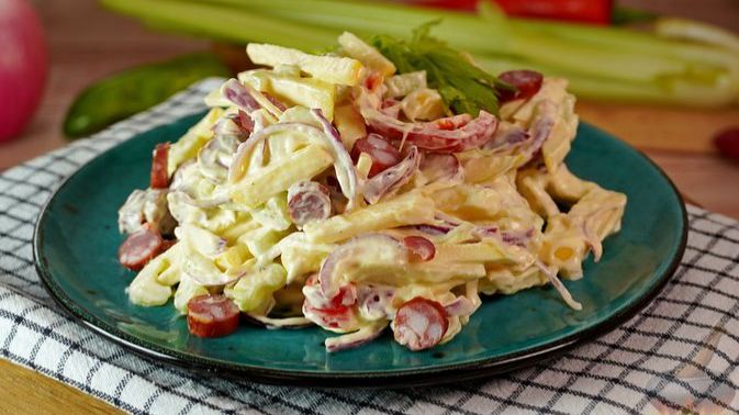 САЛАТ С КОЛБАСКАМИ, СЕЛЬДЕРЕЕМ И ЯБЛОКАМИ смотреть онлайн