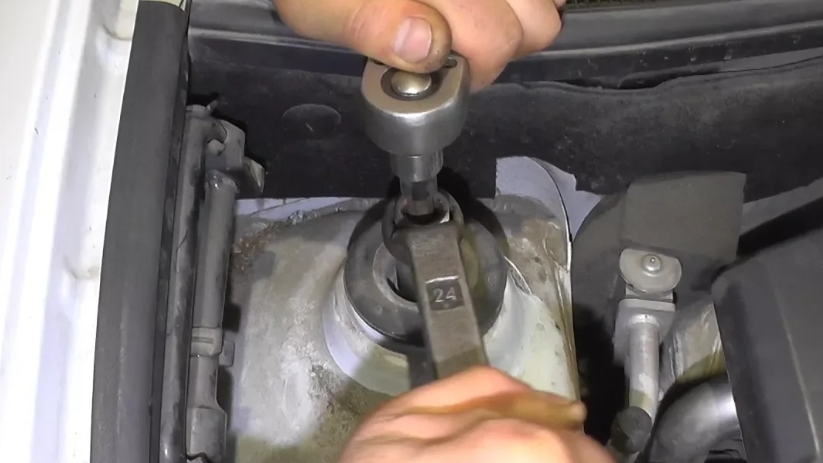 Замена верхней опоры передней стойки и пыльника отбойника Renault Kangoo смотреть онлайн