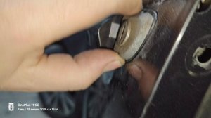 Как снять наружную ручку водительской двери Фольксваген Пассат Б6.