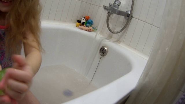 Весёлое купание в ванной! смотреть онлайн