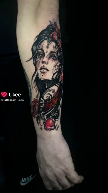 Лицо в графике. Тату на предплечье