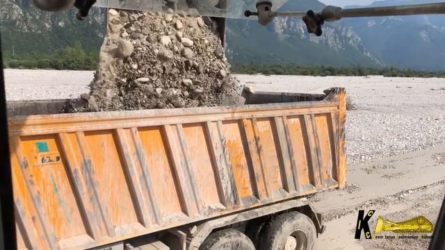 BIG EXCAVATOR LIEBHERR 974 Digging Grevel смотреть онлайн