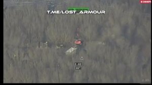 Барражирующий боеприпас _Ланцет_ поражает инженерную технику противника при оборудовании позиций.mp4