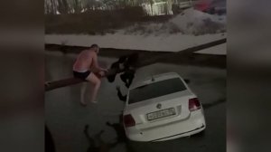 جمهورية داغستان.. عملية إنقاذ امرأة وطفلها من سيارة تغرق