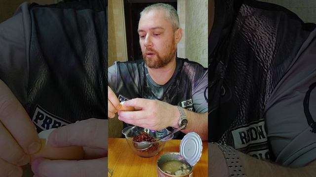 Консервированные фасоль и тунец + яйца в сиятеу + маринованные огурцы. #мукбанг #еданакамеру смотреть онлайн