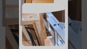 1000046955.mp4 (Собака наблюдает за устройством лестницы на 2 этаж в доме А-фрейм)