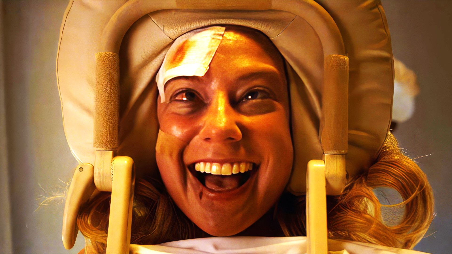 МАССАЖИСТ СДЕЛАЛ ОСОБЫЙ МАССАЖ КЛИЕНТКЕ / ОБЗОР КОМЕДИЙНОГО ФИЛЬМА "СВАДЕБНЫЙ УГАР" смотреть онлайн