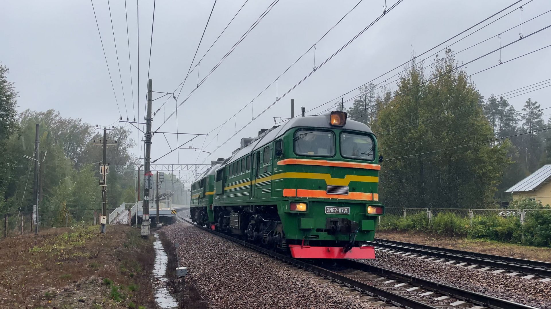 Зелёный тепловоз 2М62 едет в сильный дождь смотреть онлайн