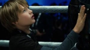 Живая сталь.Бой Атом против Зевса.Прошло 4 раунда,у Атома серьёзное повреждение.