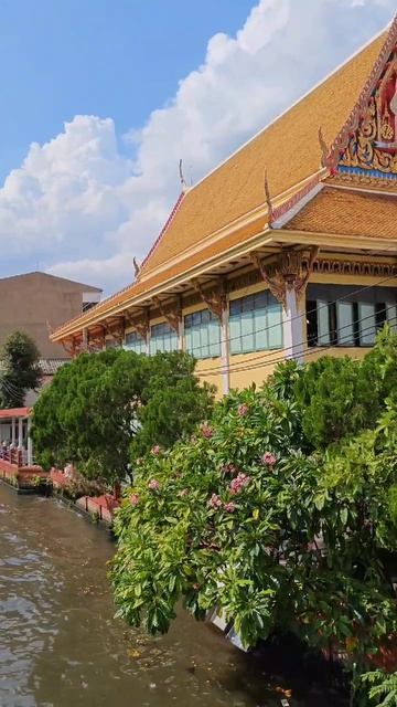 колоритные тайские дома у храма большого Будды в Бангкоке смотреть онлайн