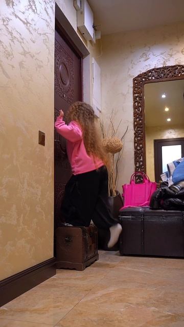 Она увидела призрака…#shorts смотреть онлайн