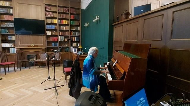 Красивая мелодия на фортепиано в Квартире Академика