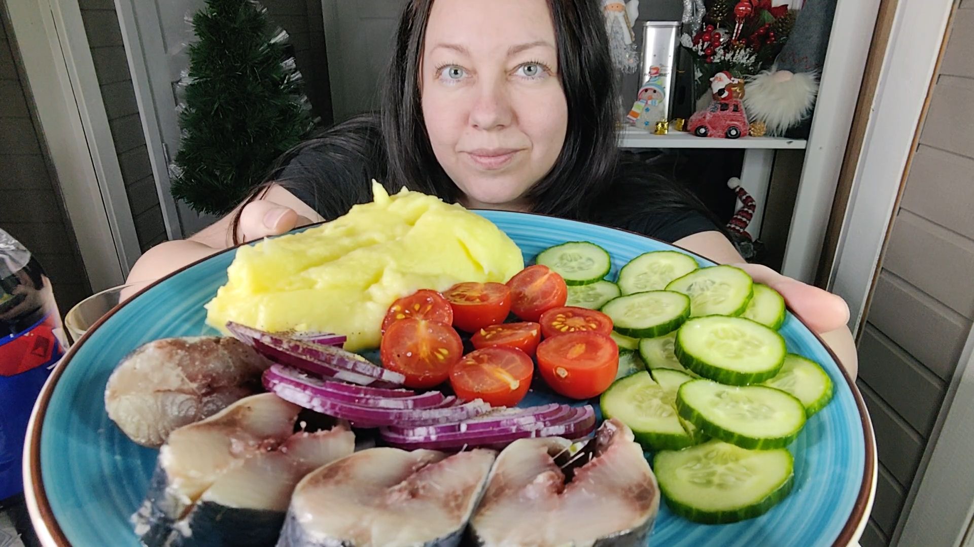 Мукбанг Селёдочка с пюрешкой, огурчики, помидорчики, лучок. смотреть онлайн