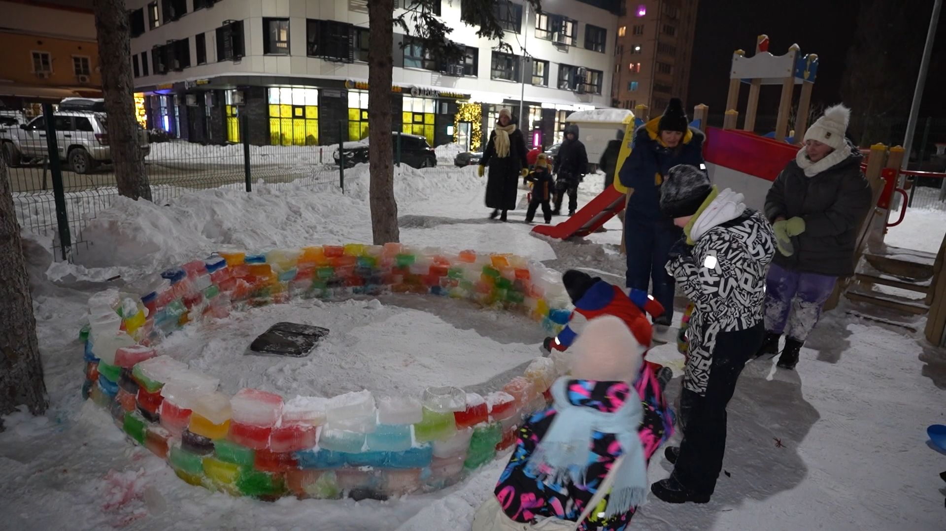 В Ивантеевке построили ледяную крепость! смотреть онлайн