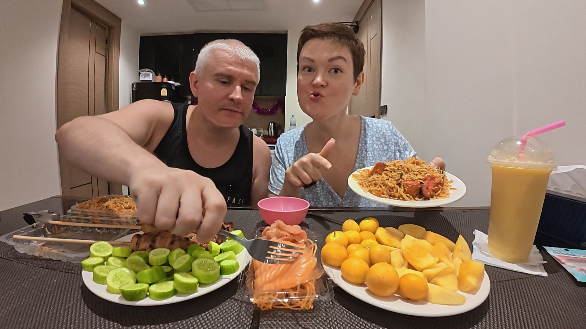 Мукбанг Вован ОГОЛОДАЛ, лишила его ЕДЫ) Болтаем и ЛОПАЕМ деликатесы в Таиланде на Семейный ужин смотреть онлайн