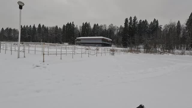 Едем по льду озера Сенеж вдоль берега Мастерской Управления Сенеж.Охрана не пускает на берег. смотреть онлайн
