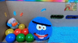 Маленький хомячок становится задирой, но все его действия запечатлены на камеру!