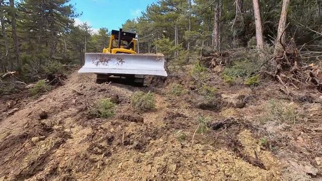 Как бульдозер Caterpillar D7G день за днем работает в горах. смотреть онлайн