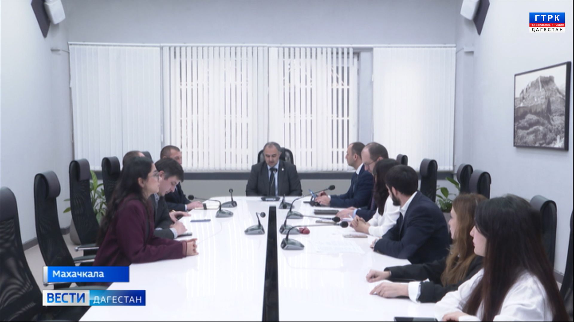 Состоялось совещание по вопросам запуска и работы Координационного центра при МФЦ Дагестана смотреть онлайн