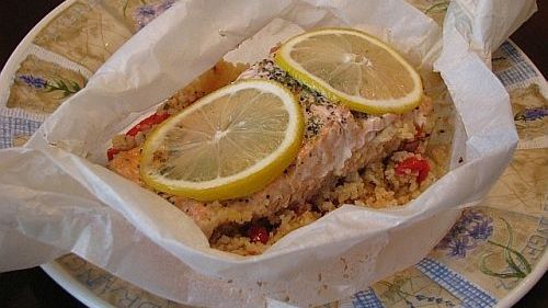 Лосось в пергаменте с кускусом и сладким перцем смотреть онлайн
