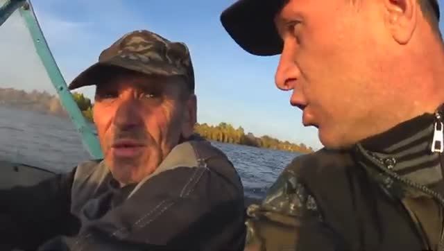 Слава Рэмбо с деревни, приехал осенью на рыбалку,Раставили сеток на той стороне! смотреть онлайн
