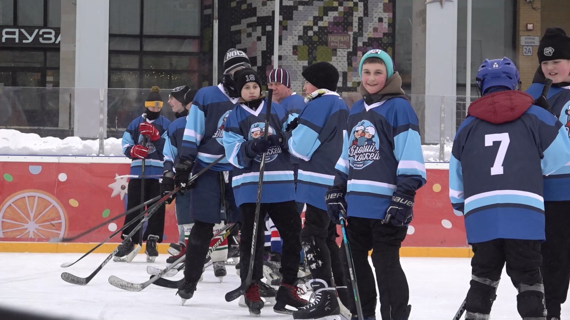 (12+) Старт дан! Начался турнир по хоккею среди дворовых команд смотреть онлайн