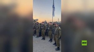 جنود إسرائيليون يؤدون التحية العسكرية لجثمان آخر أسير إسرائيلي في قطاع غزة