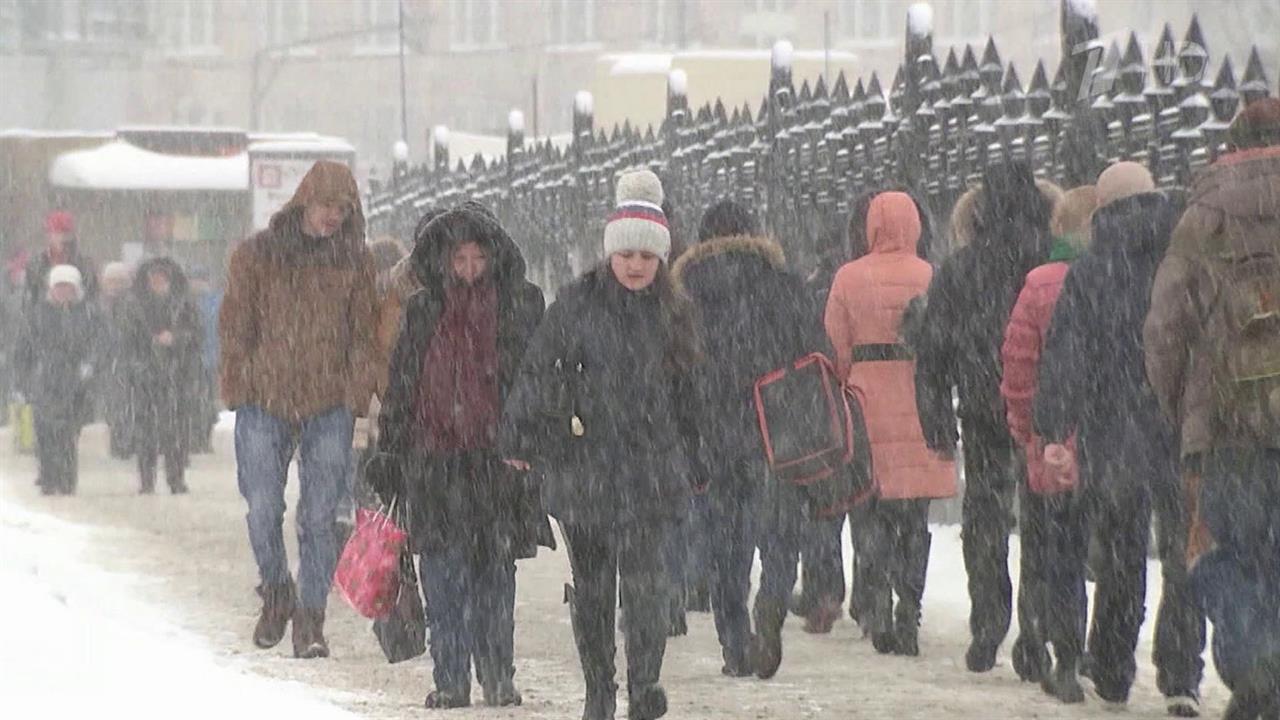 В Москве из-за снегопада уровень погодной опасности повышен до оранжевого. смотреть онлайн