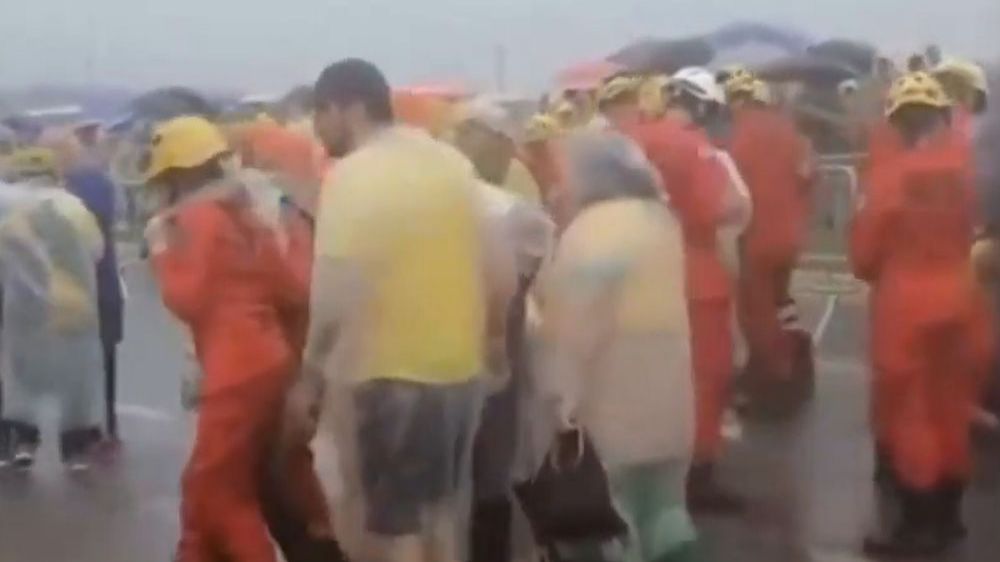 Удар молнии попал в толпу в Бразилии, пострадали более 70 человек смотреть онлайн