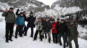 Адылбек Касымалиев вместе с министрамиподнялись в горы в Национальном парке «Ала-Арча»