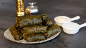 Долма в виноградных листьях.