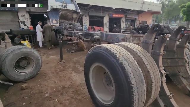 Крутые пакистанские автомеханики. Работают и комментируют. Но непонятно смотреть онлайн