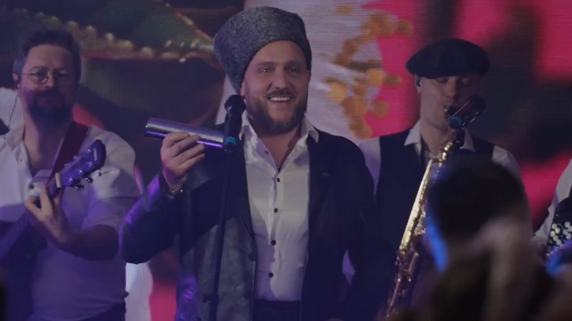 Группа «Партизан ФМ» и ансамбль «ЛюбоЖить» — Вишня (Под окном широким) смотреть онлайн